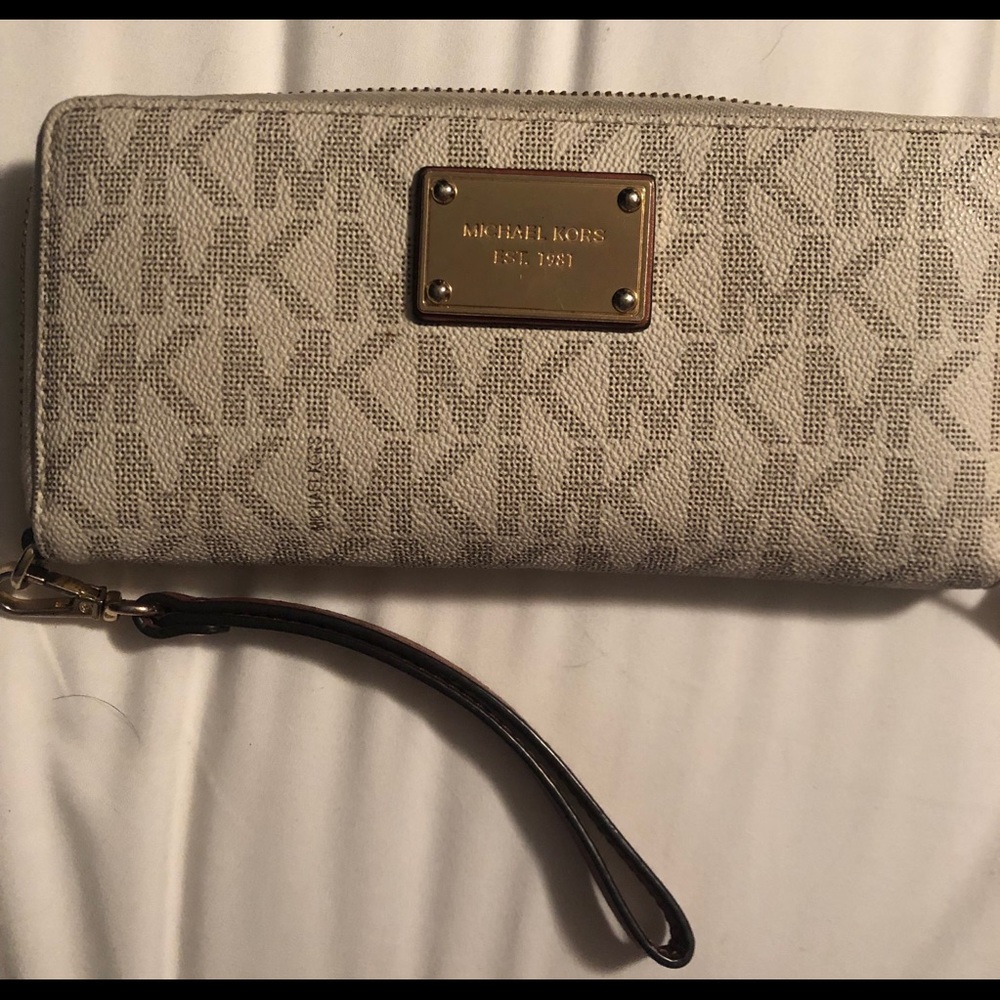 Michael Kors Vanilla Wallet